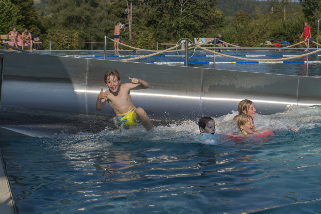Kinder rutschen ins Wasser