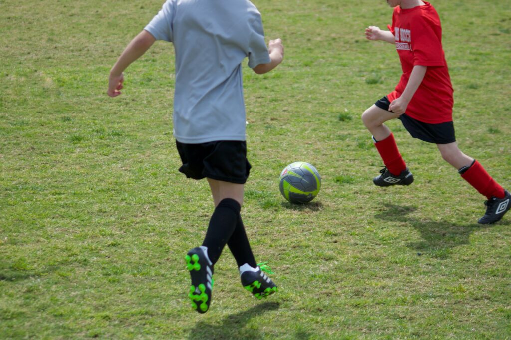 Zwei Jugendliche spielen Fussball