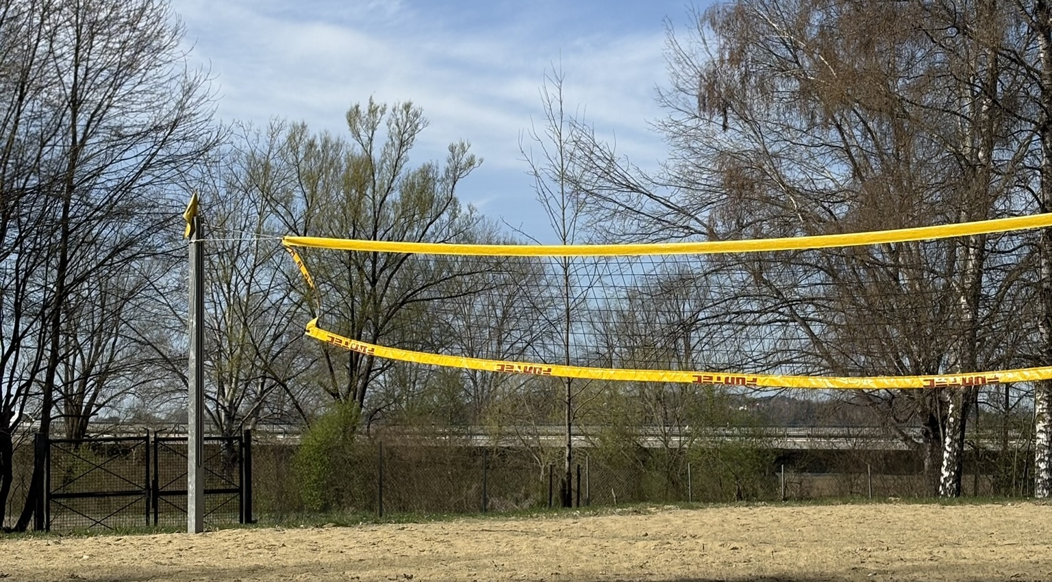 Ein Outdoor Volleyballfeld mit Sand und Netz