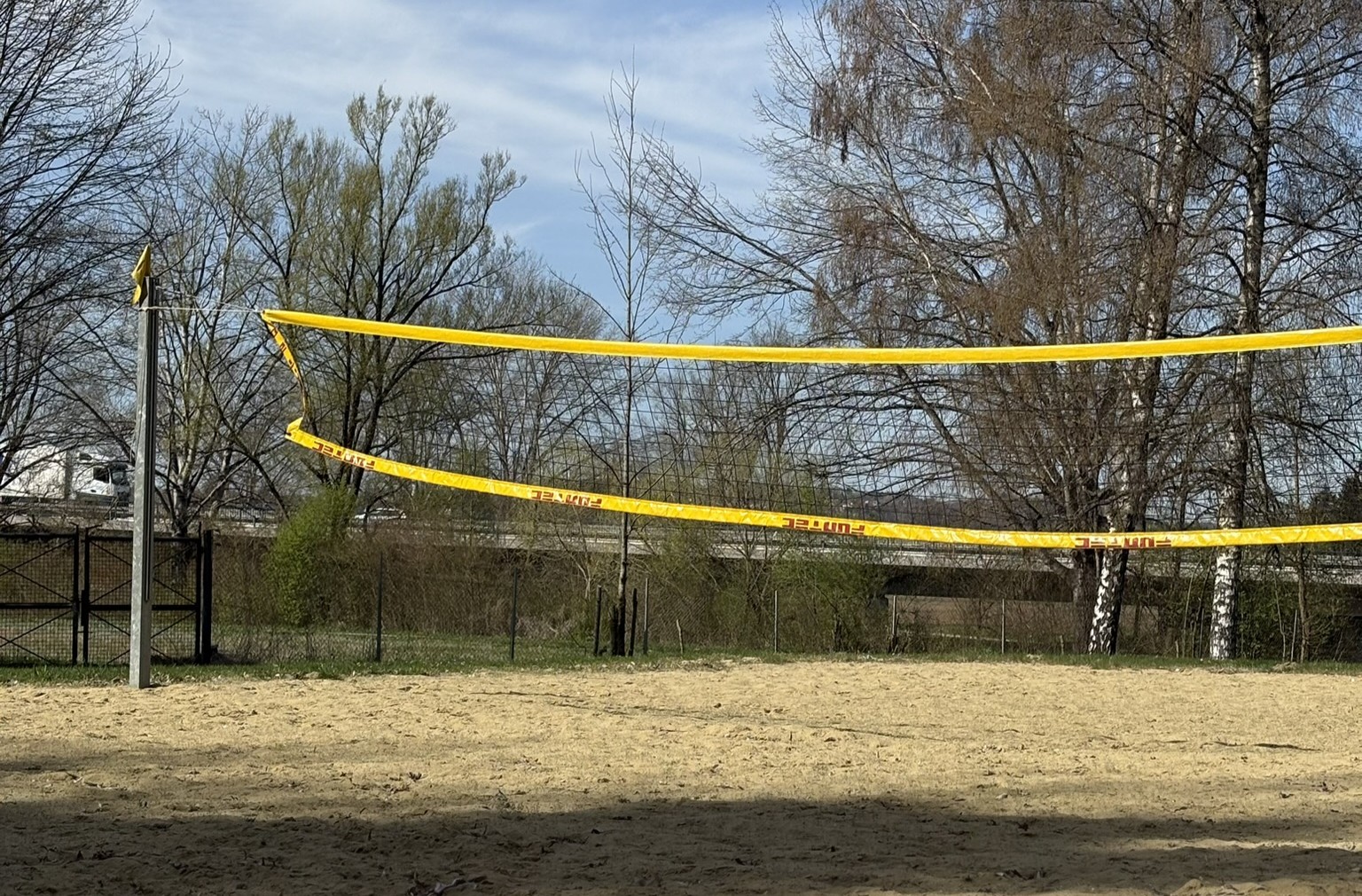 Ein Outdoor Volleyballfeld mit Sand und Netz